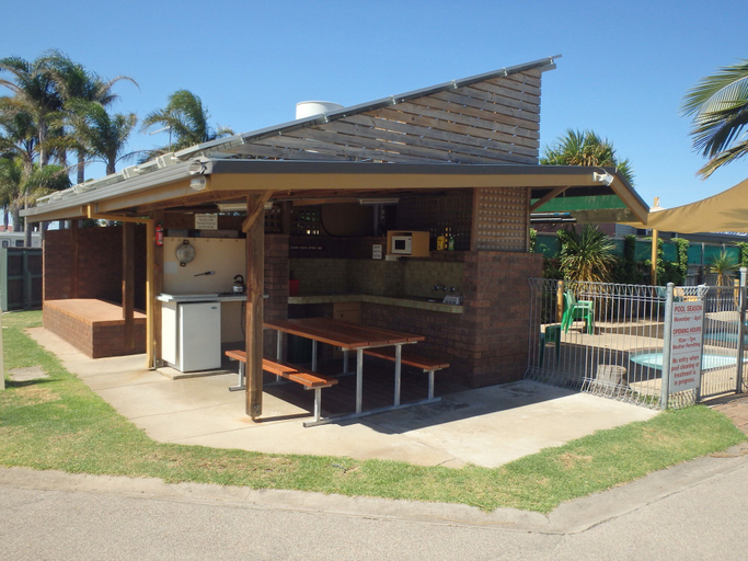 Shared kitchen 2, Silver Sands Tourist Park, E. Gippsland - Bairnsdale