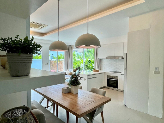 Family dining, Kamala Garden View Baan Ratri 4, Phuket Island