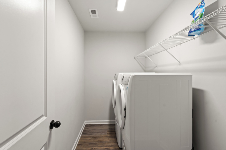 Laundry 4, King 3BR Townhouse in Camp North End, Mecklenburg