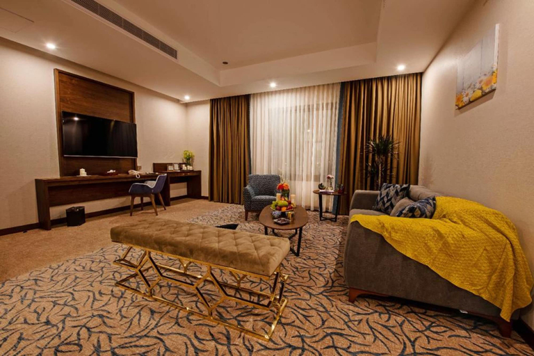 Room 4, Dancenter Emerald Near Jeddah Corniche, Jeddah