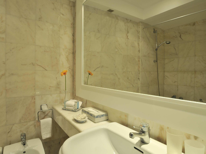 Bathroom 5, Apartamentos Hesperia Bristol Playa, Las Palmas