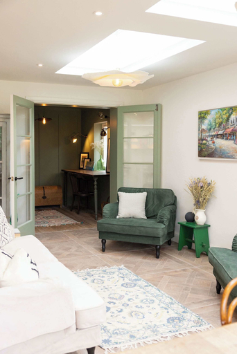 Room 4, Newly Renovated Beachside Retreat for 10, West Sussex