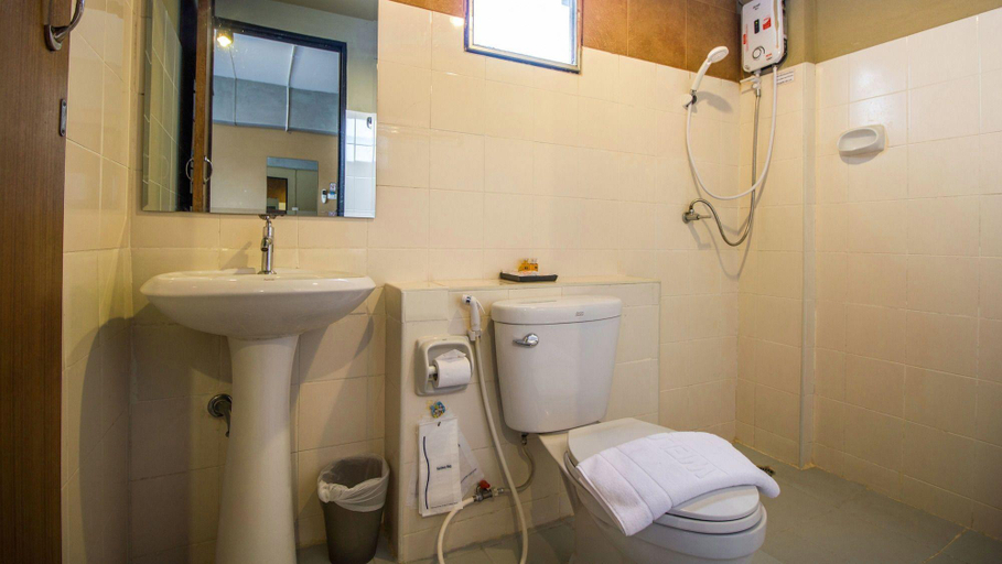 Bathroom 4, B2 Santitham (Wat Jed Yod) Boutique & Budget Hotel, Muang Chiang Mai