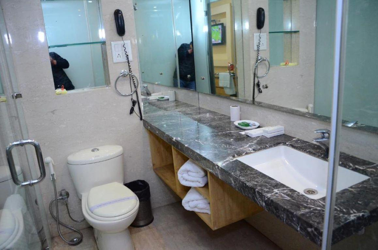Bathroom 4, Airport Hotel Grand, Delhi