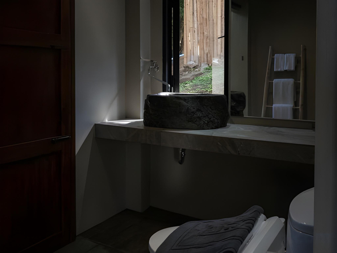 Bathroom 3, Chai Cheevit Maesa, Mae Rim