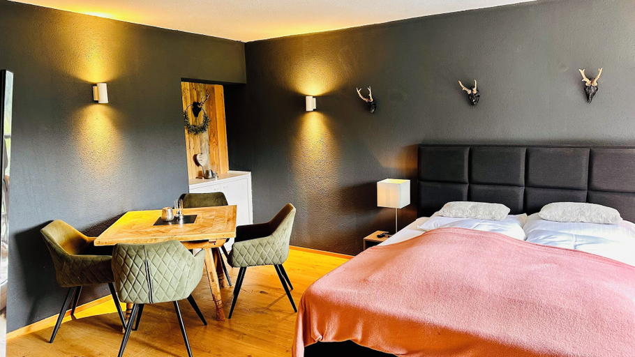 Room 2, The Alpine No 7, Innsbruck Land