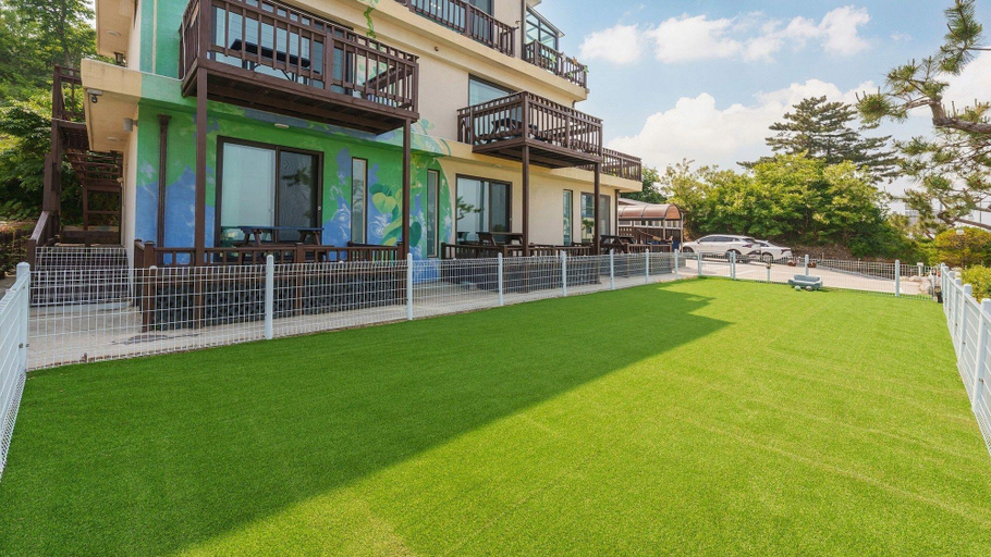 Exterior & Views 2, Goseong Sea&star Pension, Goseong