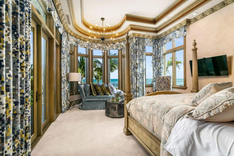 Room 5, Luxurious 3-story Estate With Gym Pool Slide Private Beach and Lighthouse Views, Broward