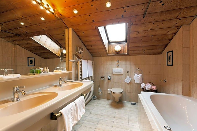 Bathroom 2, Reindl's Partenkirchener Hof, Garmisch-Partenkirchen