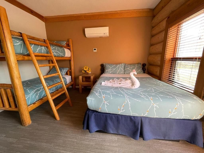 Room 4, Bear's Claw Lodge, Thompson-Nicola