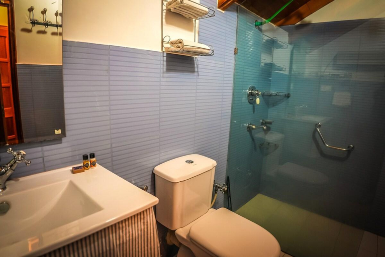 Bathroom, Nalagarh OutHouse by EdenHomes, Kullu