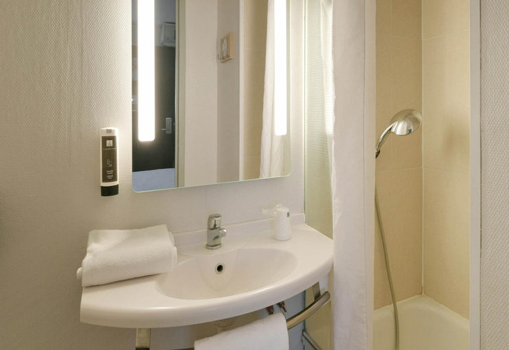 Bathroom 2, B&B Hotel Le Mans Sud, Sarthe