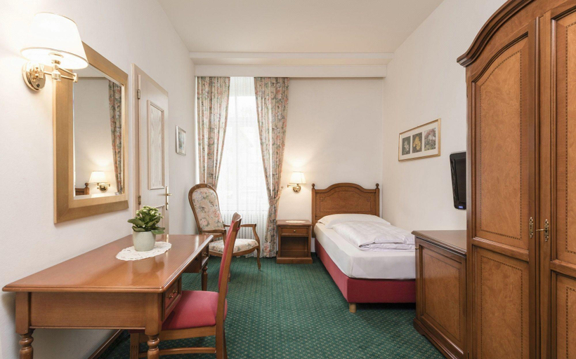 Bedroom 3, Hotel Gruner Baum, Bolzano