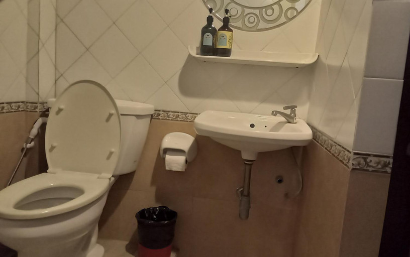 Bathroom 3, Ruennakornin Guest House, Bang Kruai