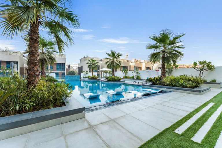 Outdoor pool 4, Modern 1 BR Oxford Terraces, Dubai
