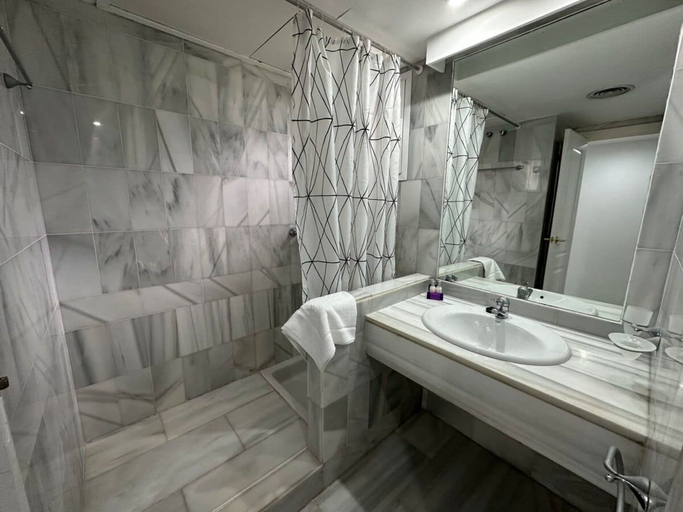 Bathroom 5, Standard 2 Bedroom Ground Floor Apartment F-3, Málaga