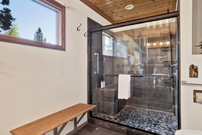 Bathroom 2, Entertainment Cabin #610, San Bernardino