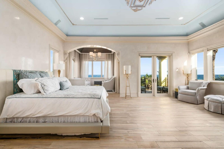 Room 3, Luxurious 3-story Estate With Gym Pool Slide Private Beach and Lighthouse Views, Broward