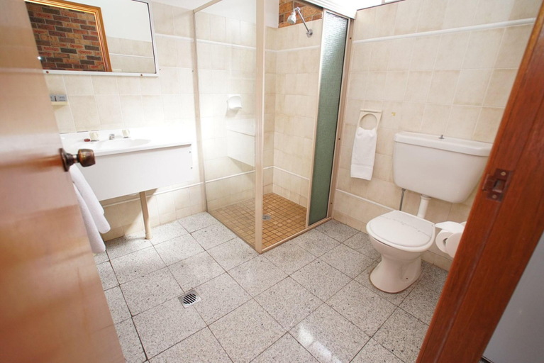 Bathroom 4, Exies Bagtown, Griffith