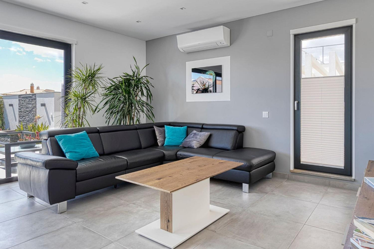 Shared lounge/TV area 2, Manatee - Modern & Luxurious villa, Lagoa