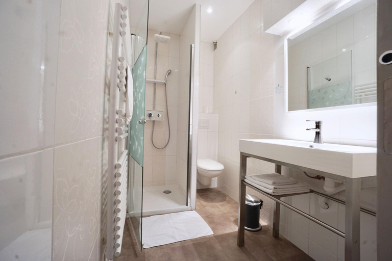 Bathroom 4, Logis Hotel Restaurant Clair Cottage, Chisseaux - Chenonceaux, Indre-et-Loire