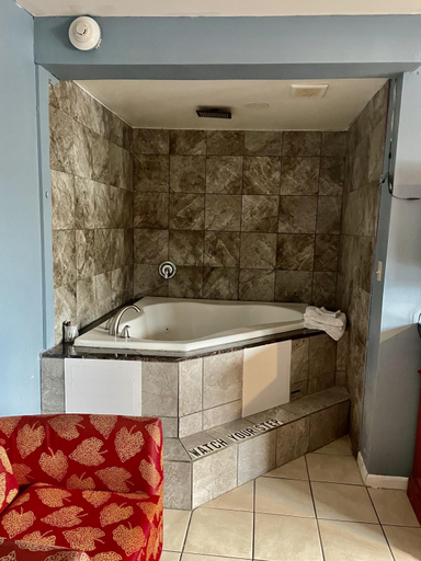 Bathroom 3, Skylark Motel, Cook