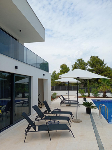 Sport & Beauty 3, Sunset Villa Aves With Pool, Gym and Sauna, Šolta