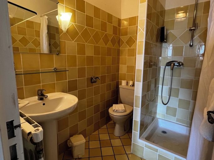 Bathroom 5, Le Vieux Château, Var