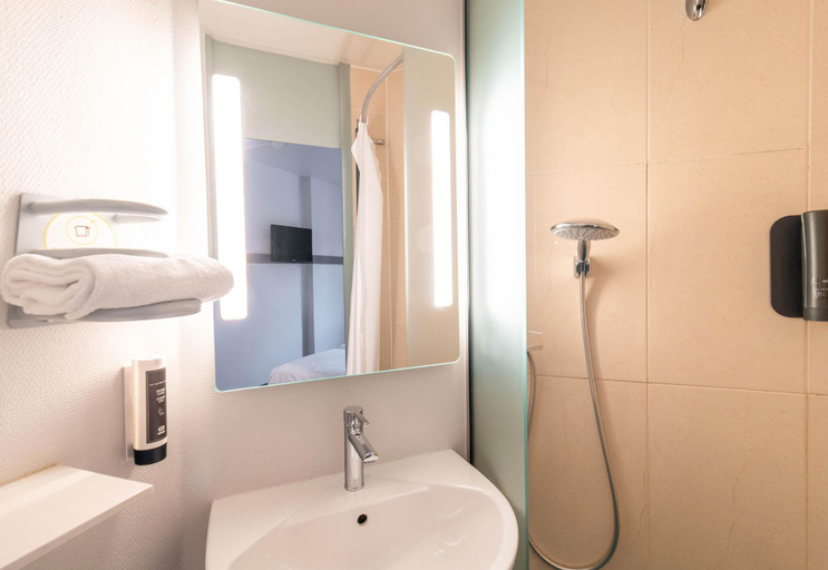 Bathroom 3, B&B Hotel Limoges 1, Haute-Vienne