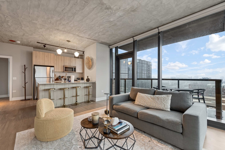 Room 1, West Loop Duo 2 Stylish 2brs Walk to Dining, Cook