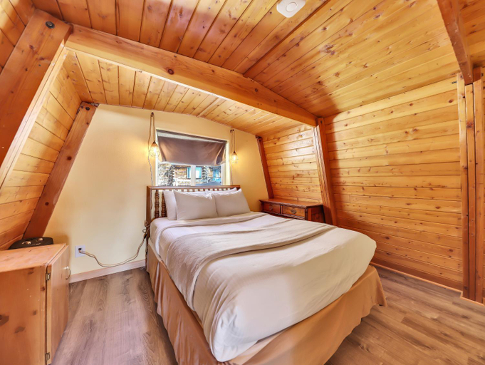 Bedroom 2, Ski Lee Retreat, Iron