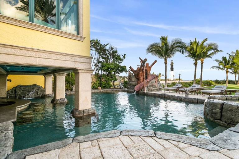Room 4, Luxurious 3-story Estate With Gym Pool Slide Private Beach and Lighthouse Views, Broward
