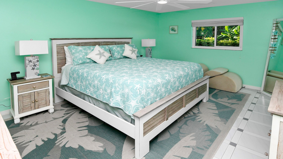 Room 2, Love Bird Canalfront Villa Lounge Terrace Heated Pool pet Friendly, Lee