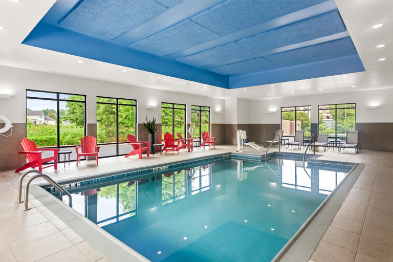 Sport & Beauty, Hampton Inn-DeKalb (Near the University), De Kalb
