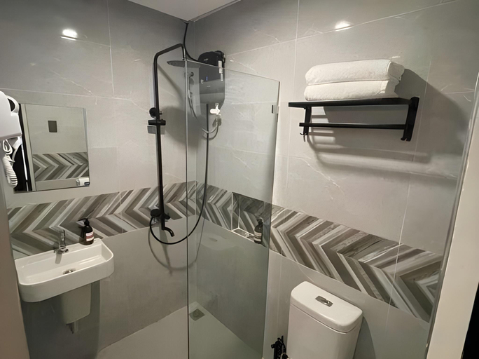 Bathroom 4, Maharlika City Inn, Bacolod City