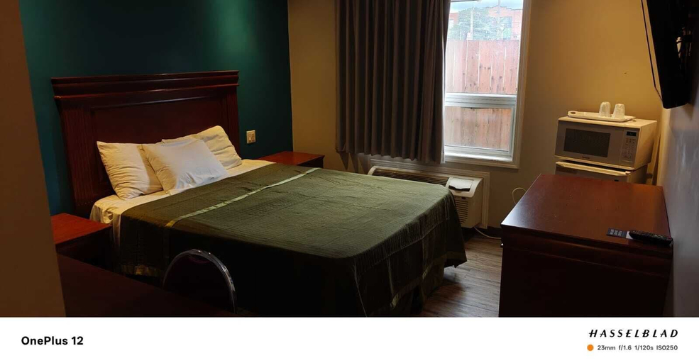 Bedroom 3, Queensway Motel, Toronto