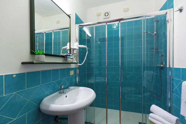 Bathroom 4, Hotel Le Zagare, Cagliari