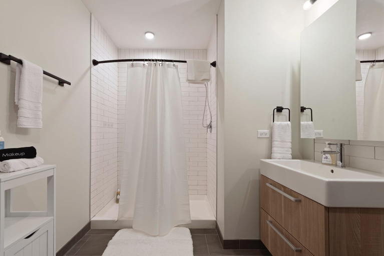 Room 4, Urban Retreat 2BR Resort Amenities Downtown, Cook