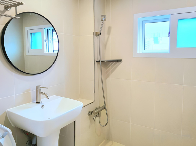 Bathroom 3, Gaga House Chungmu, Jung