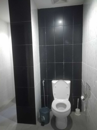 Bathroom 5, EXPRESS O 91581 Starla Spa & Home Stay, Lombok