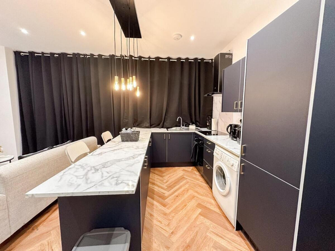 Others 2, Modern 2 Bedroom Flat in Luton Town Centre, Luton