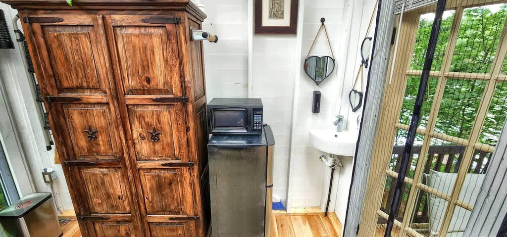 Microwave, Stabbin Cabin 2 on Grant Island-hottub Boat Pets, Lewis