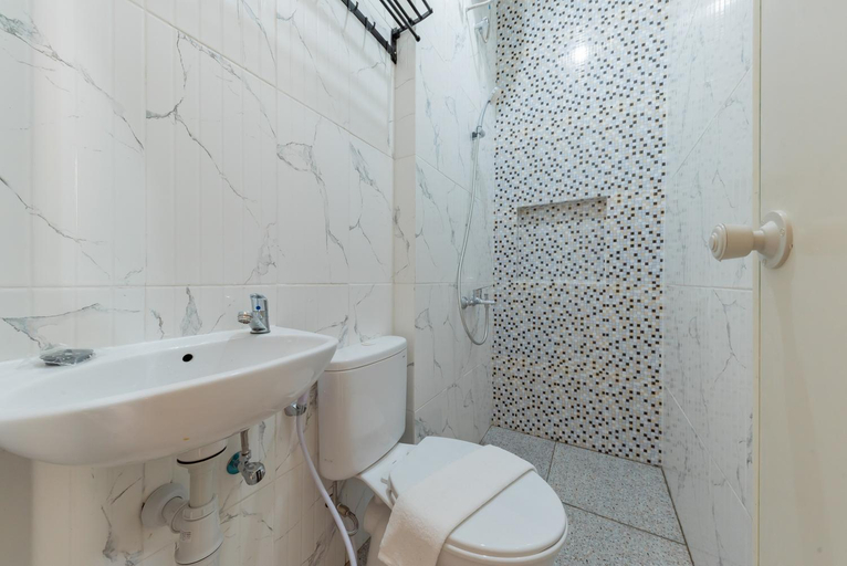 Bathroom 5, RedDoorz near CSB Mall Cirebon, Cirebon