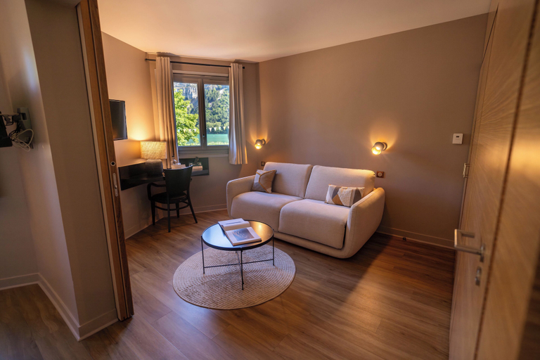 Bedroom 3, Logis Hotel L'Embarcadère, Ain