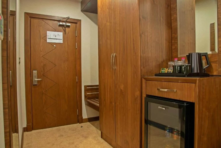 Room 2, Dancenter Emerald Near Jeddah Corniche, Jeddah