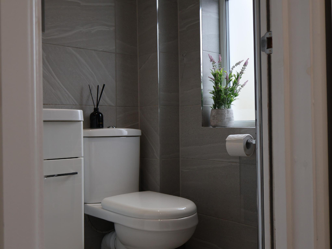 Bathroom 3, Walton Suites, Hertfordshire