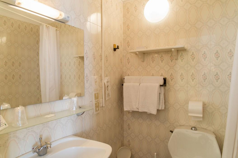 Bathroom 5, Hôtel PB - Paris-Barcelone, Pyrénées-Orientales