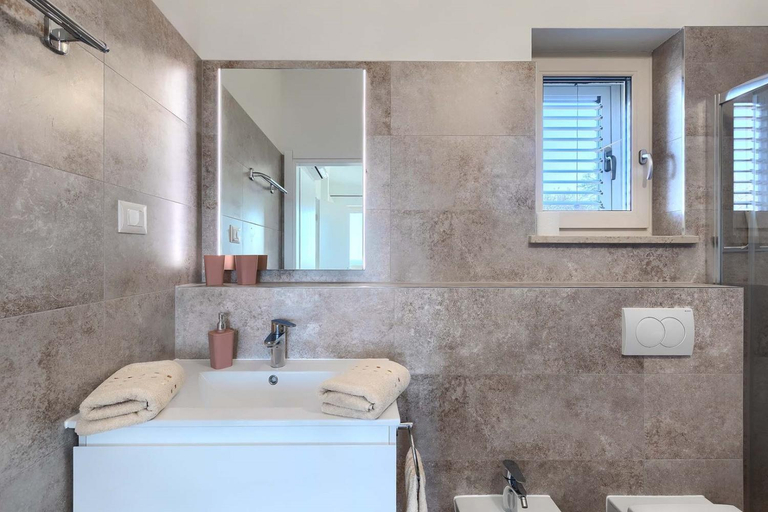 Bathroom 4, Villa Lisetta Comfortable holiday residence, Višnjan