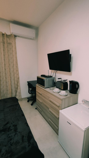 Others 4, Fairwinds - Double Room with Ensuite - Luqa Airport - Self Check In & Out available