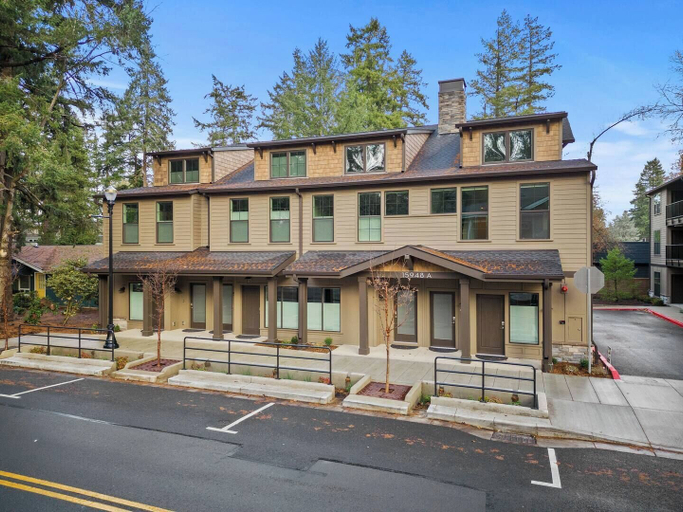 Front of property 4, Lake Oswego Inn, Clackamas